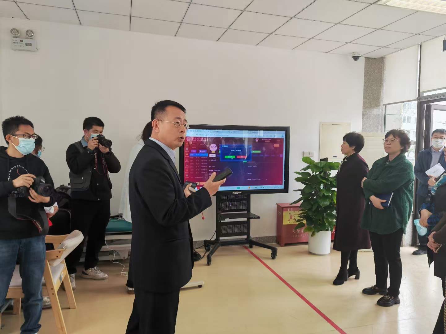 五十多位政協(xié)委員親臨智慧養(yǎng)老現(xiàn)場調研指導